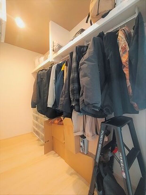 大容量のウォークインクローゼットには洋服やカバンなのどをまとめて収納することが可能。居室を広く使うことができますね。