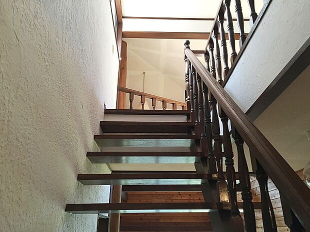 玄関ホールから階段で2階をご案内いたします。