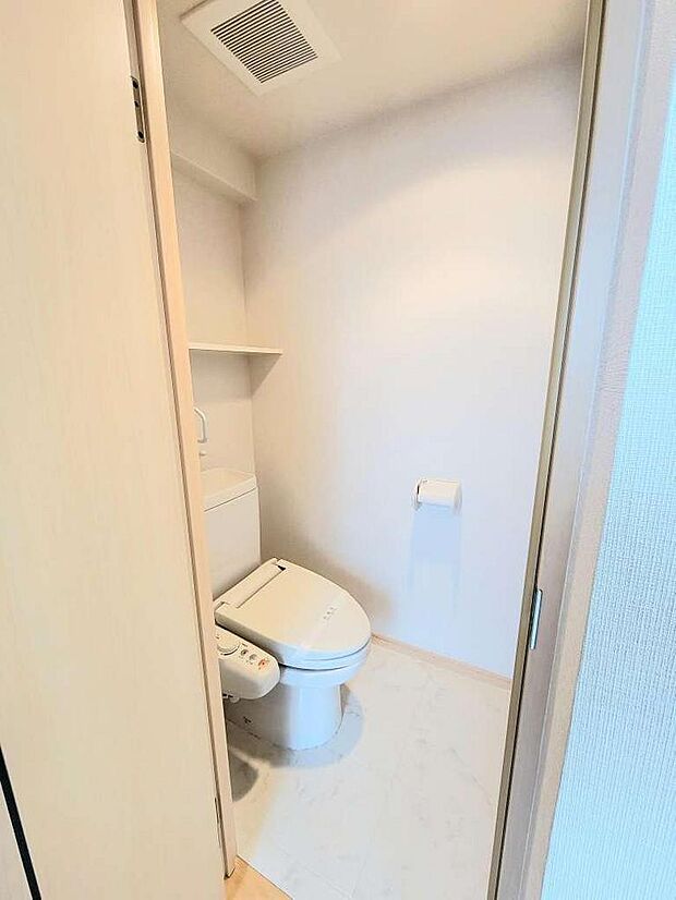 ワンルームの間取りではバスルーム・トイレがセパレートのプランとなっています。トイレ上部にはトイレットペーパーや掃除用具等を置いていただくのに便利な棚が設けられています