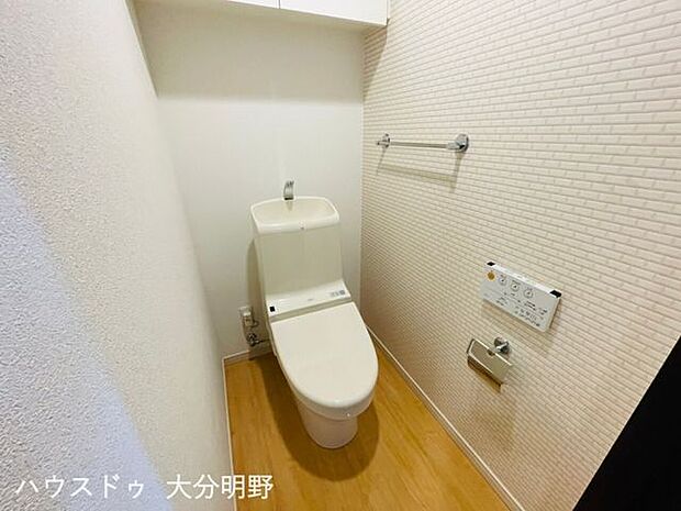 白を基調とした清潔感のあるトイレで便利な収納棚付きです♪