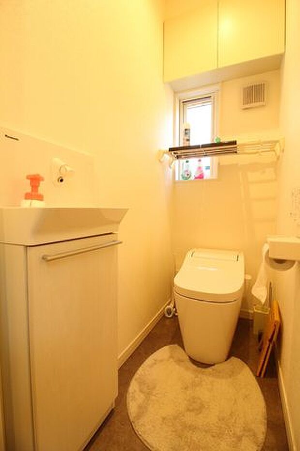 清潔感のある白を基調としたトイレです。トイレ内に洗面台があるので、手洗いにも便利ですね！