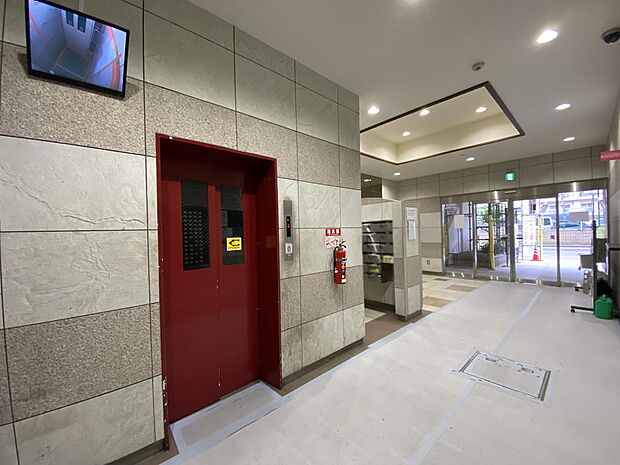 【エレベーター】１階エントランス内には、郵便受けや掲示板、エレベーター、管理人室などがございます。エレベーター内の様子を確認できるモニターが付いているので、安心して利用することが出来ますね。