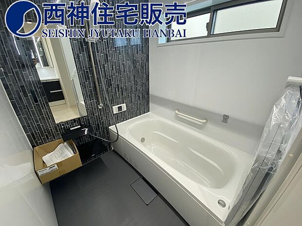 床やアクセントパネル等、黒を基調としたシックな浴室です。現地（2023年5月5日）撮影