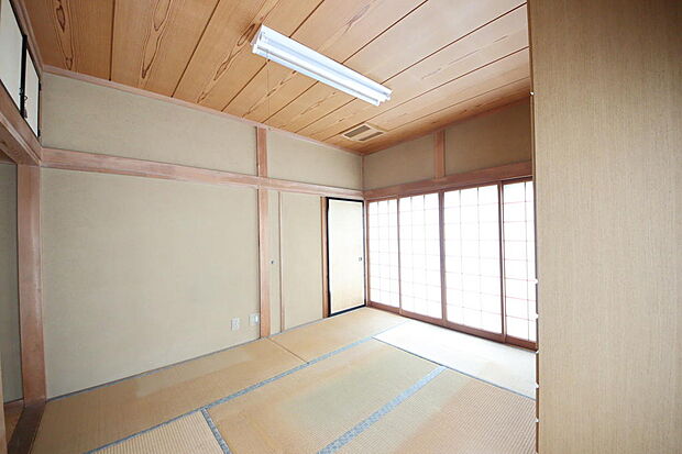 和室6帖北側　障子は採光や室温調整に便利です。
