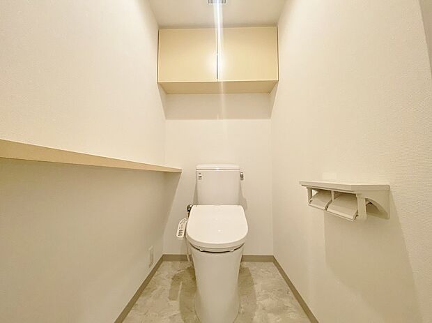 『Toilet』洗浄便座付きトイレを新規交換済み。ゆとりをもったトイレの広さで落ち着く場です。上にも棚があって便利さもアップ。