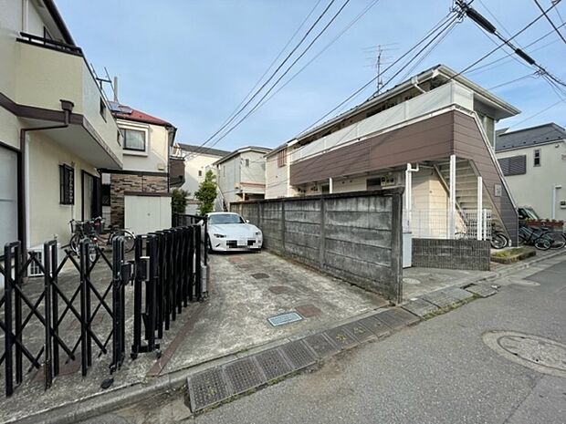 荻窪 Garden House　車庫2台駐車可能(車種による)も魅力的なポイント　前面道路は車の通り抜けもほ
