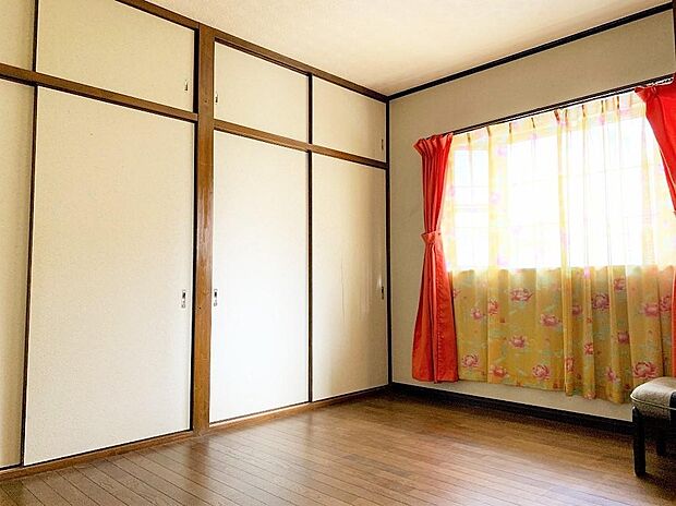 「２階６帖洋室」■壁一面の収納スペース付き！お部屋を広くお使い頂けます♪
