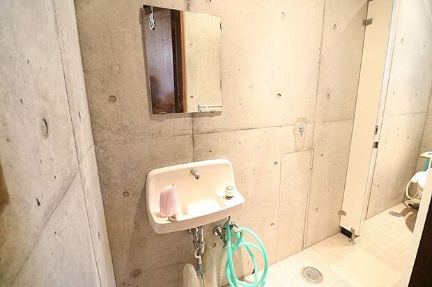 お手洗い室は空間に余裕のある独立型手洗い器を設置