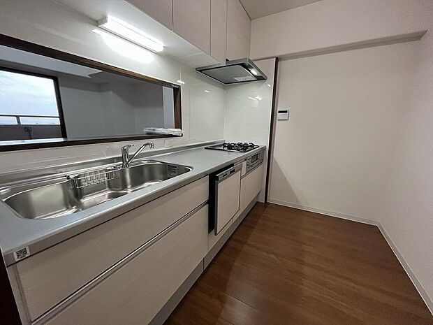 キッチン入れ替え済.清潔感のある白色でまとめられた収納力のあるキッチン。暮らしやすい動線！