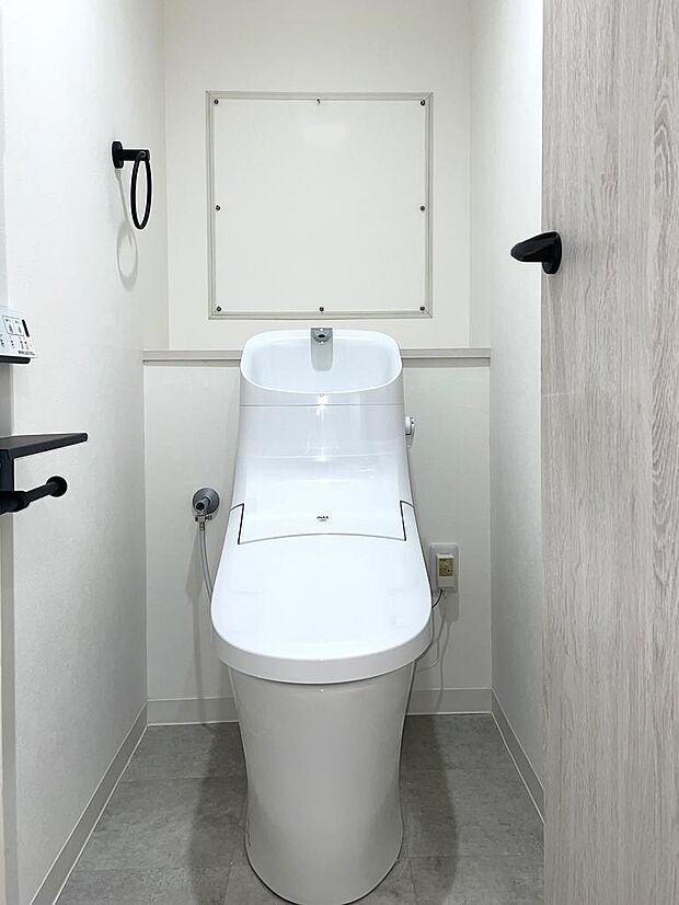トイレ新調済。機能性・清掃性に優れた温水洗浄便座付きトイレです。嬉しい小物置き付きペーパーホルダー♪