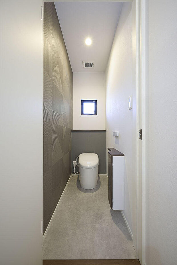 １階2階共に安心のＴＯＴＯ製、お手入れがラクラク、しかも節水タイプ。1階はタンクレストイレで収納ＢＯＸ付きです。