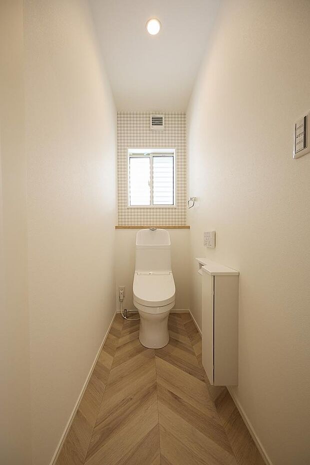 トイレは安心のＴＯＴＯ製トイレ。ウォシュレット付き、お手入れがラクラク、しかも節水タイプ。一階は収納ボックス付きです。