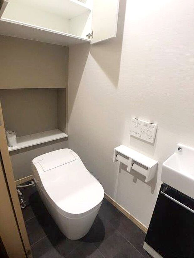 １階トイレ、棚付き