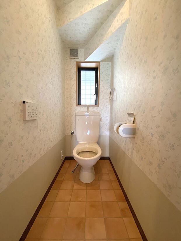 【１階トイレ】窓があり、いつでも簡単に換気ができて気持ちのいい空間に◎２階にもトイレがあります。どちらも広々とした清潔感のあるトイレとなっております。１階と２階のトイレはいずれも便座が外されています。