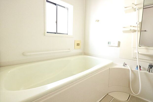 柔らかな曲線で構成された半身浴も楽しめるバスタブが心地よさをもたらします。