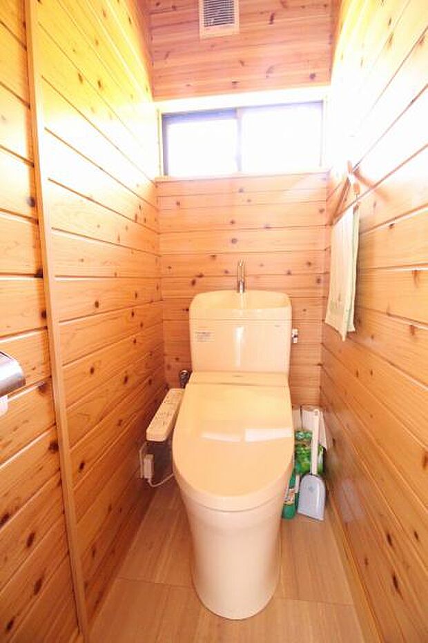 落ち着きのある木目仕上げのトイレ空間です。