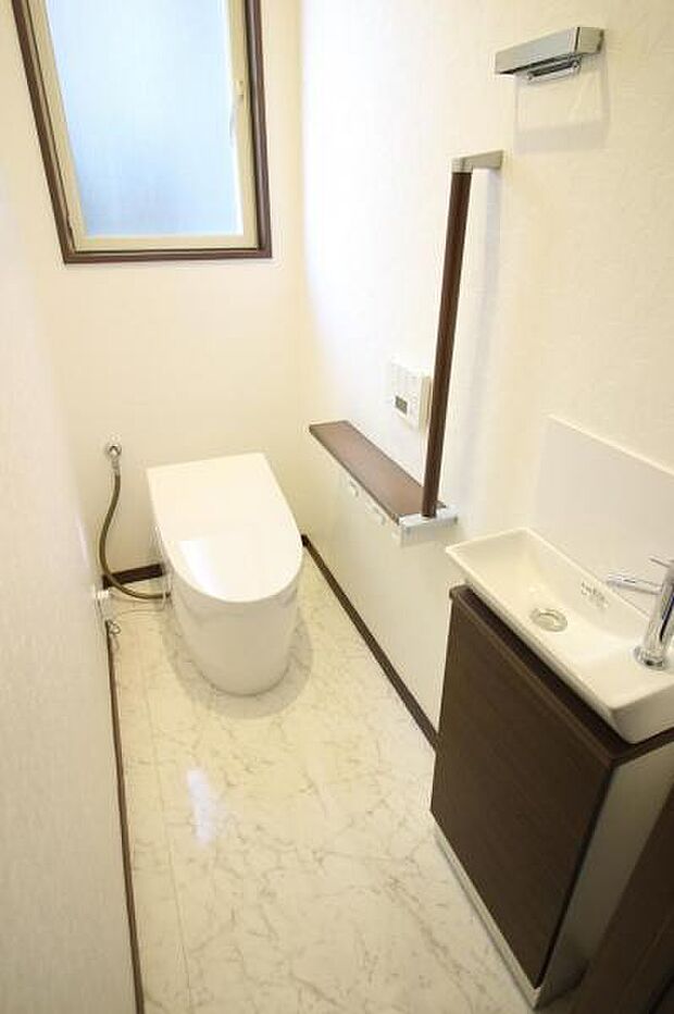 1Fのトイレは空間を広く感じれるタンクレストイレ。ウォシュレット・手洗い付きです。