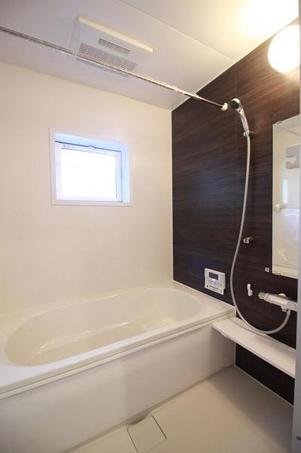 一日の疲れを癒す浴室です。換気ができる窓付なので湿気がこもらず衛生的です。