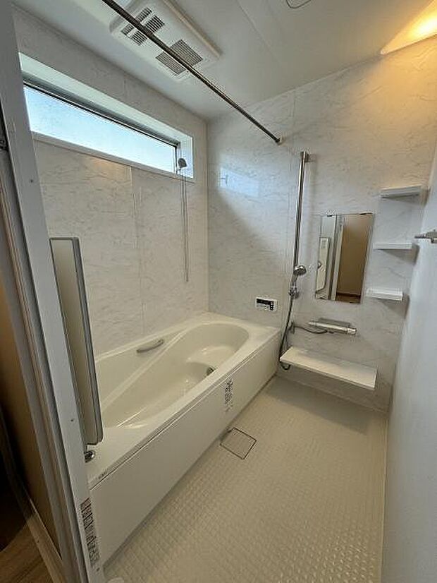 一日の疲れを癒す浴室です。窓が付いているので、換気することで清潔に保つことができます。