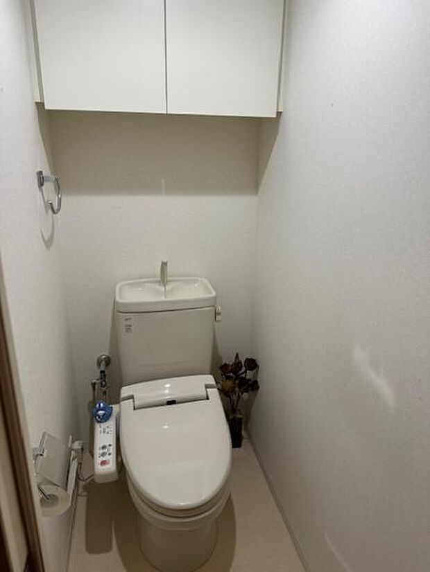 シンプルで清潔感のあるトイレ。収納スペースもあります。