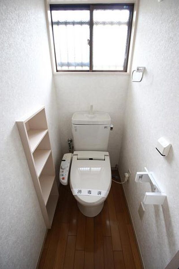 シンプルで清潔感のあるトイレです♪窓があるので、常に換気でき爽やかな空気を取り込めます♪