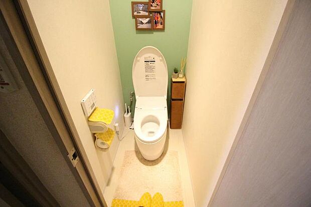 シンプルで清潔感のあるトイレです。タンクレストイレへ交換済です。