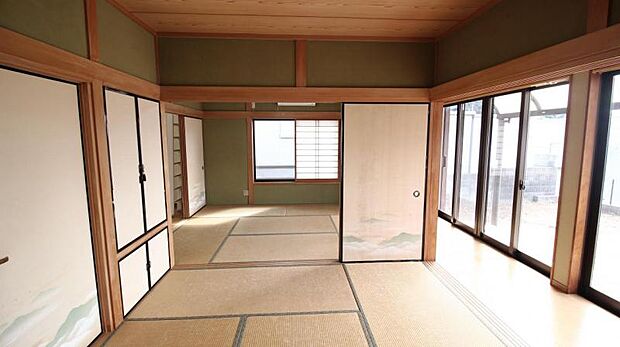 13帖の南向きの和室があることで落ち着きと癒しの空間が生まれます。 お昼寝にも最適です。