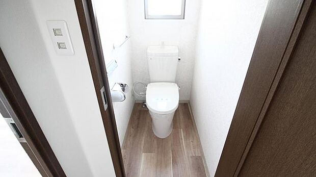 床を張り替えて綺麗になりました。シンプルで清潔感のあるトイレです。角部屋のため窓がございます。
