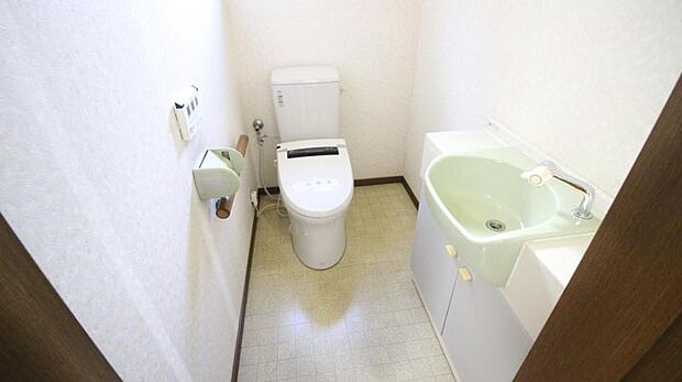 1階のシンプルで清潔感のあるトイレです。洗面台、窓もあり常に換気ができ爽やかな空気を取り込みます。