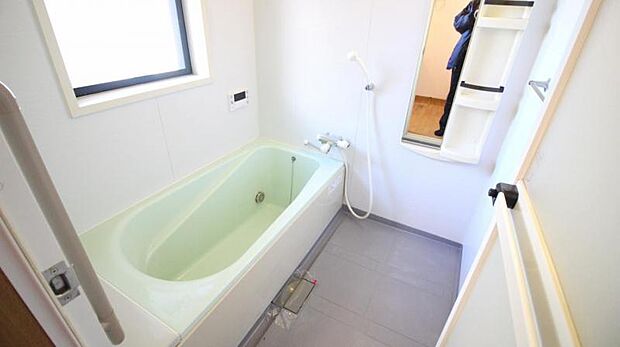 ゆったりと寛ぐことのできる浴室は、換気ができる窓もあるので気になる湿気対策も出来ます。