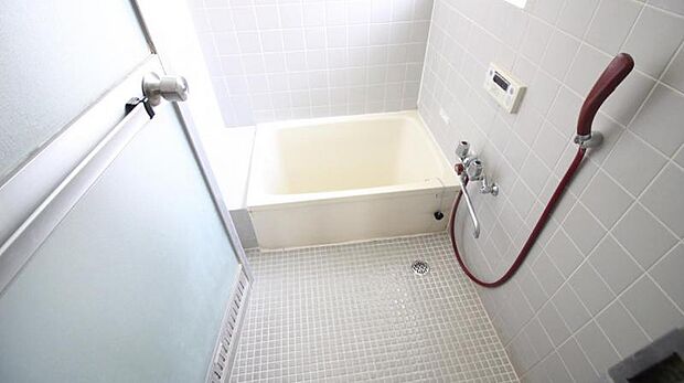 寛ぐことのできる浴室は毎日の疲れを癒してくれる空間です。換気ができる窓もあり！