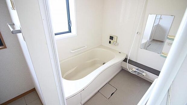 寛ぐことのできる浴室は毎日の疲れを癒してくれる空間！換気ができる窓もあり♪