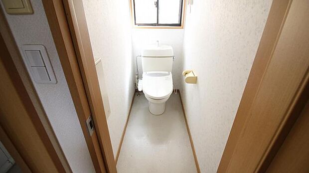 1階のシンプルで清潔感のあるトイレです。窓があるので、 常に換気でき、爽やかな空気を取り込めます。