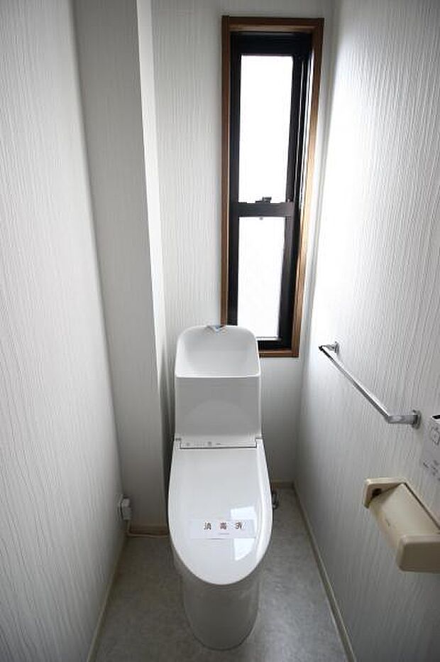 シンプルで清潔感のあるトイレです。窓があるので、常に換気でき、爽やかな空気を取り込めます。