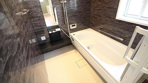 寛ぐことのできる浴室は、ご家族の毎日の疲れを癒してくれる空間です。窓もあるので湿気対策も出来ます。