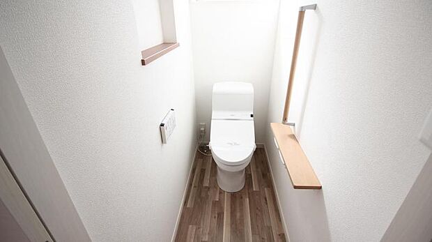 シンプルで清潔感のあるトイレです。窓があるので、常に換気でき、爽やかな空気を取り込めます。