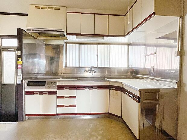 L型キッチンで調理スペースも広く使えます。