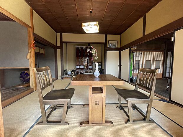 玄関左手の部屋から続く和室は、床の間があり、縁側から庭を眺めることができます。