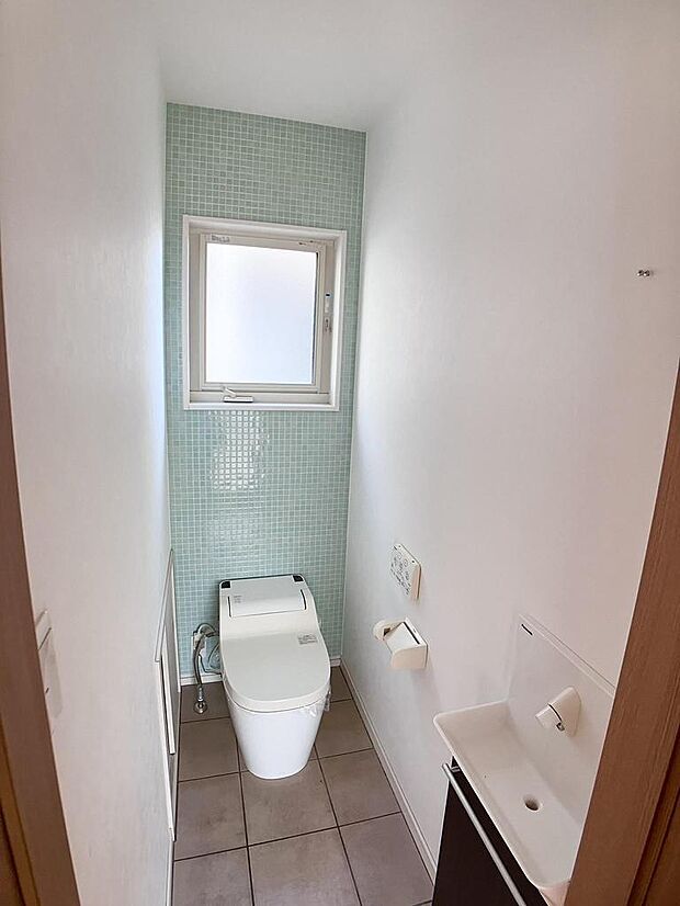 トイレの横にも収納があり、トイレットペーパーのストックも可能です！