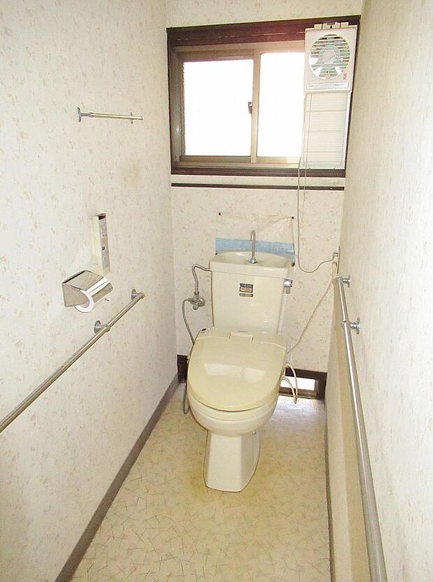 セーフティーバーが付いた立ち座りが安心な洋式トイレ