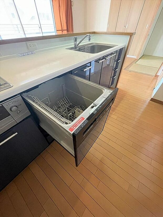 キッチンには食洗機が付き家事時短も叶います！庫内にラックがあるので整頓して食器を並べられます。