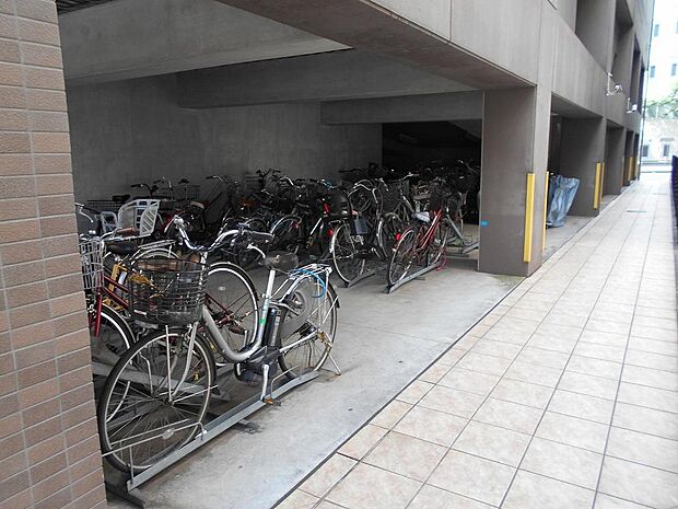 敷地内の駐輪場です。屋根付きで自転車が雨に濡れにくいです。