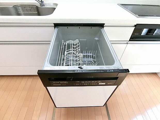 ご家族分の食器類だけでなく小型の調理器具もしっかり入るビルトインタイプの食器洗い乾燥機です。