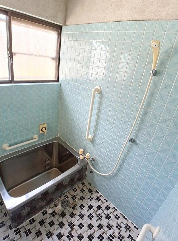 手すりもあり、入浴しやすい浴室です。シャワー付きで洗髪もしやすいです♪