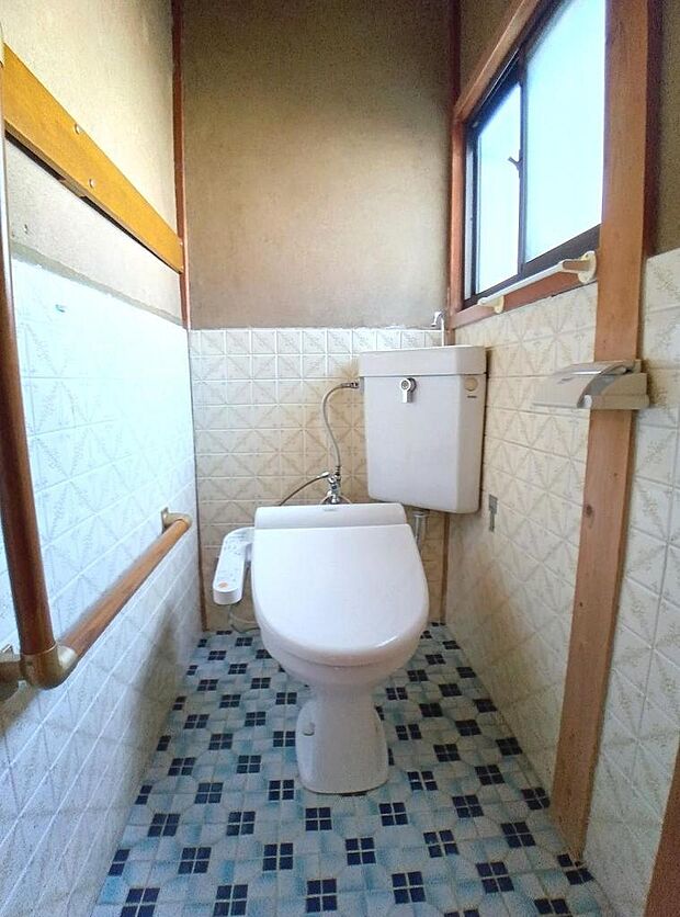 ウオシュレット機能付きの洋式トイレです。小窓付きで換気も良好です。