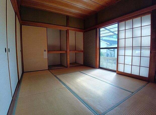 8帖和室と繋がり良く、襖を開けて広いお部屋としても活用可能な6帖和室です。