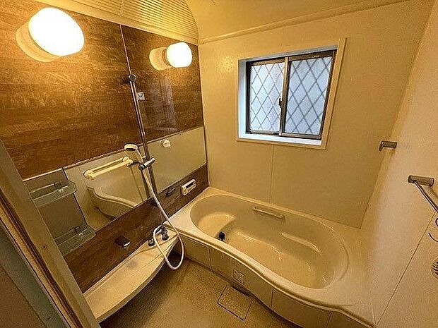 浴槽内ステップ＆手すり付きでお子様との入浴もしやすいバスルームです。