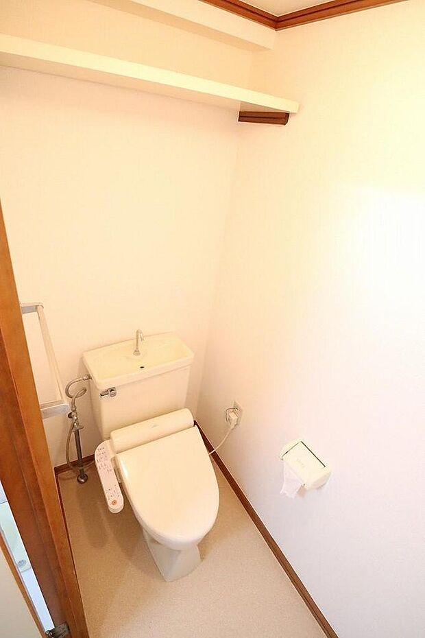 上部に棚があり消耗品もスッキリ収納できるトイレ空間です。温水洗浄機能付き！