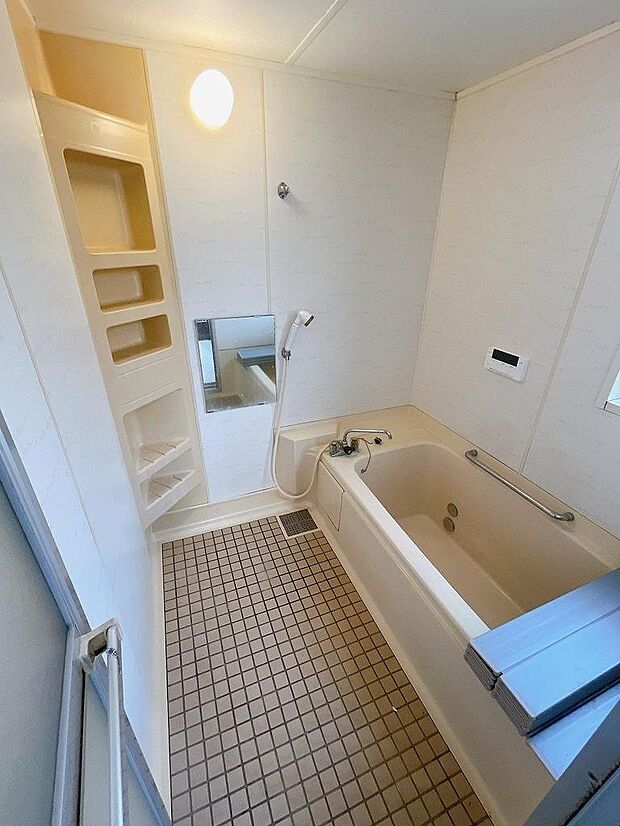 自動お湯はり機能付きの浴室です。棚付きで石鹸やシャンプーなど置きやすいです♪