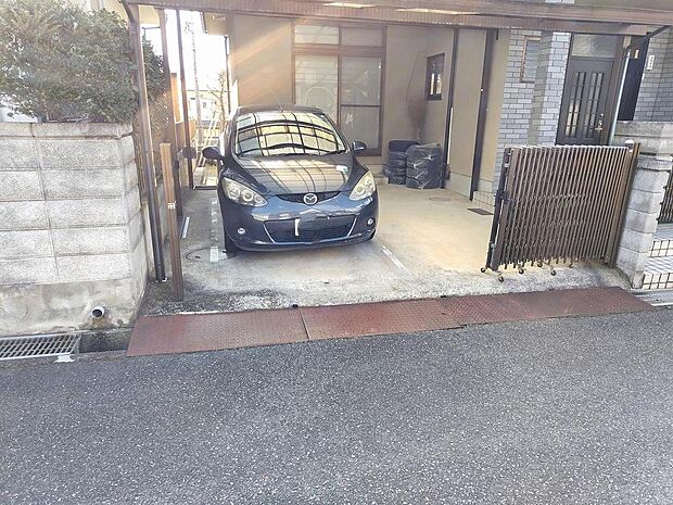 車種により2台並列駐車が可能な駐車場です。屋根があり雨の日の乗り降りもしやすいです！